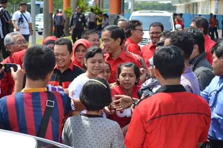 Jokowi shows his PDI-P colours in Malang. Photo by Liam Gammon.