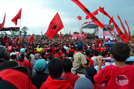 Jokowi urges supporters not to sleep and tells them he is skinny. Photo by Liam Gammon.