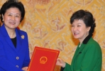 South Korea’s Preisdent Park Geun-hye (right) receives official Chinese letters from Liu Yandong, an official of the Communist Party of China. 