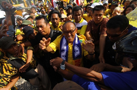 Could Aburizal Bakrie (centre) and his Golkar party be the lynchpin in a PDI-P led coalition? Photo by AFP.