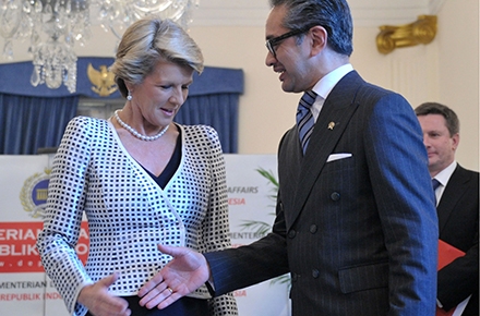 Australian foreign minister Julie Bishop with Indonesian counterpart Marty Natalegawa